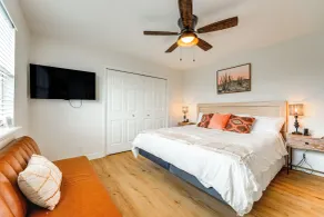 Modern Fischer House w/ Deck, Fire Pit & Hot Tub! - Interni