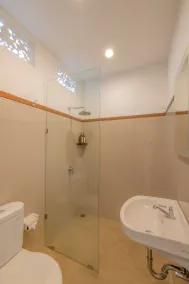 Dewi Villa Padangbai Hotel - Bathroom