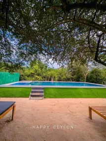 Lowin Yala - Pool