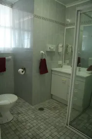 Colonial Court Motor Inn - Bathroom