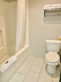 BridgePointe Inn & Suites by BPhotels, Lincoln I-80 & 27th St - Badeværelse