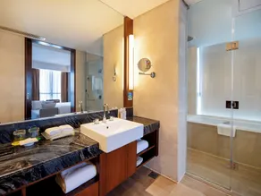 Holiday Inn Qingdao City Center by IHG - Zimmer