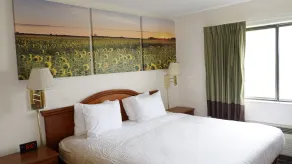 Days Inn by Wyndham Topeka - Room