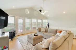 Spacious Yellville Retreat w/ Deck & Balcony - Interiør