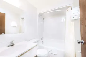 Super 8 by Wyndham Belle Fourche SD - Salle de bain
