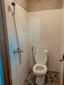 RedDoorz Hostel Near Ngurah Rai Airport Kuta - Badezimmer