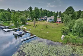 7 Mi to Nubs Nob: Lakefront Abode w/ Fire Pit! - Interior