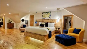 The Sleeping Dog Suite, Private Luxury outdoor Hot Tub, Superking Lux Bed, Massive Room, Gym, Award Winning Farmhouse at The Grumpy Schnauzer Guesthouse, Stunning! - Værelse