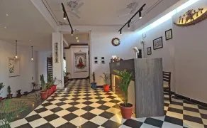 DERA PICHOLA- A Lake Facing Boutique Hotel - Rezeption