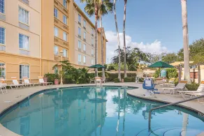 La Quinta by Wyndham Orlando Airport - On Property Food Trucks & Free Airport Shuttle! - Piscine