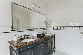 The Historic Berkeley Place - Bathroom