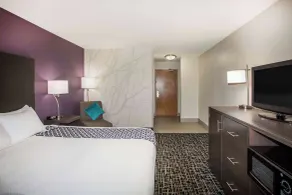 La Quinta Inn & Suits by Wyndham Pontoon Beach IL - Chambre