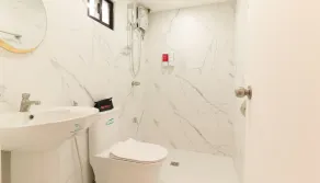 Greenbelt Makati - Vaccinated Staff - Baño