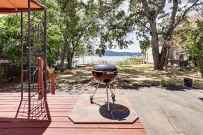 Watefront Getaway w/ Mtn Views & Dock in Clearlake - Interiør