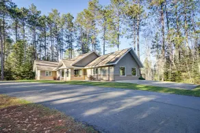 Peaceful Hibbing Getaway: Heated Floors, Fire Pit! - Interiör