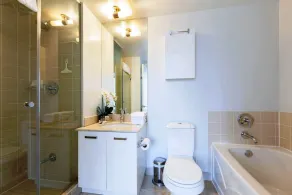 Altitude Suites on Bay - Downtown Toronto Near Toronto General Hospital & Eaton Centre - Bathroom
