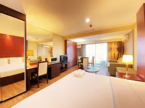 Fancy and Nice Studio at El Royale Apartment By Travelio - Zimmer