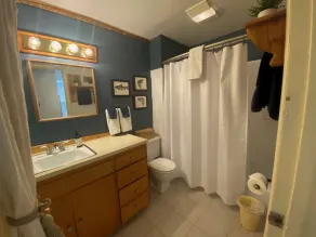 Manitou Lodge - Bathroom