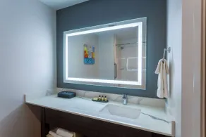 La Quinta Inn & Suites by Wyndham Shorewood - Salle de bain