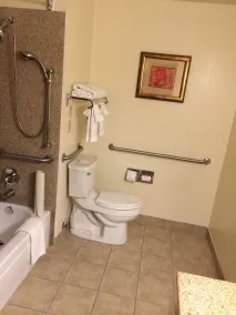 Best Western Plus Edmonds Harbor Inn - Baño