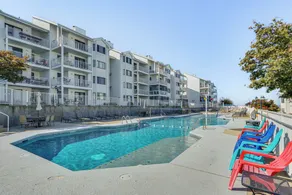 Lakefront Osage Beach Condo + Workspace w/ Pool Views - Innvendig