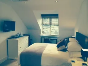 2 Therocklands - Room