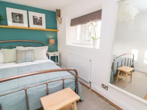 3 Poole End - Room