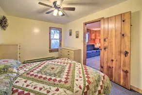 Riverfront Escape w/ Dock: 19 Mi to Saratoga! - Innvendig