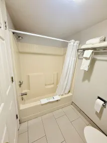 Rodeway Inn - SFI Winnemucca - Bathroom
