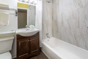 Super 8 by Wyndham NAU/Downtown Conference Center - Salle de bain