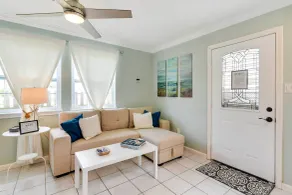 1 Block to Beach: Galveston Coastal Cottage - Intérieur