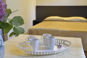 GEMELLI HOLIDAYS - Monte Mario Station connecting to center in 20 minutes, 2 easy lofts, groundfloor with courtyard, mezzanine bedroom, baby & pet friendly, 2 steps from groceries, restaurants, park, bus, cycle path - Warm guest care in 4 languages - Værelse