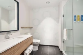Tru By Hilton Ft. Lauderdale Airport - Bathroom