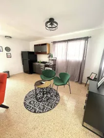 Garden Studio With Yard Space Near Mall & Airport - Living area