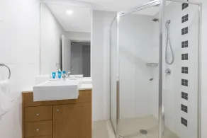 Meriton Suites Waterloo - Bathroom