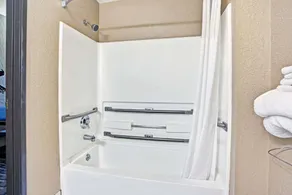 Super 8 by Wyndham Roseville/Detroit Area - Salle de bain