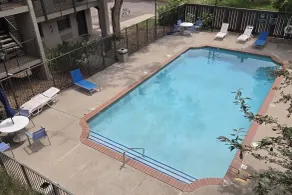 Ramada by Wyndham Westminster Denver - Piscina