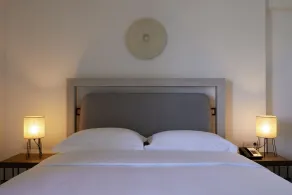 Sea Breeze Santorini Beach Resort, Curio Collection Hilton - Zimmer