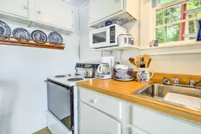 Hartford Cottage w/ Private Beach on Bear Pond! - Innenbereich