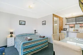 Ocean Crest Motel - Living area