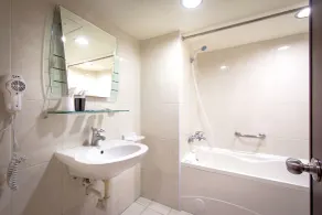 New World Hotel - Badezimmer