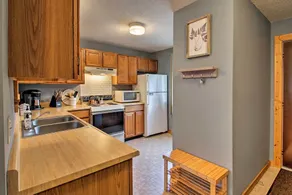 Lincoln Condo w/ Balcony - 6 Mi to Loon Mtn! - Interior