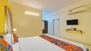 FabHotel Namaha Suites - Nr Hyderabad International Airport, Shamshabad - Quarto