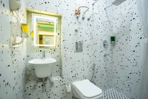 Zostel Delhi - Bathroom