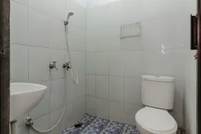 RedDoorz @ Malalayang 2 Manado - Bathroom