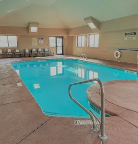 Holiday Inn Express & Suites Lincoln Airport by IHG - Piscine