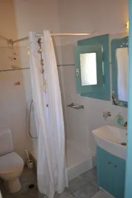 Villa Ioanna Blue- Vacation Houses for Rent 300 Metres by the sea - Dusj på badet