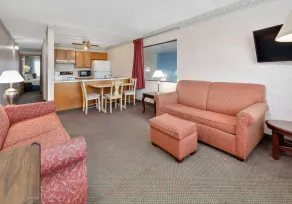Days Inn & Suites by Wyndham Bentonville - Room