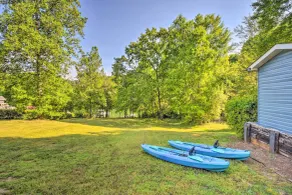 Tranquil Townville Gem with Kayaks - Interiør