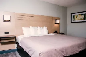 Red Lion Inn & Suites Kansas City - Zimmer